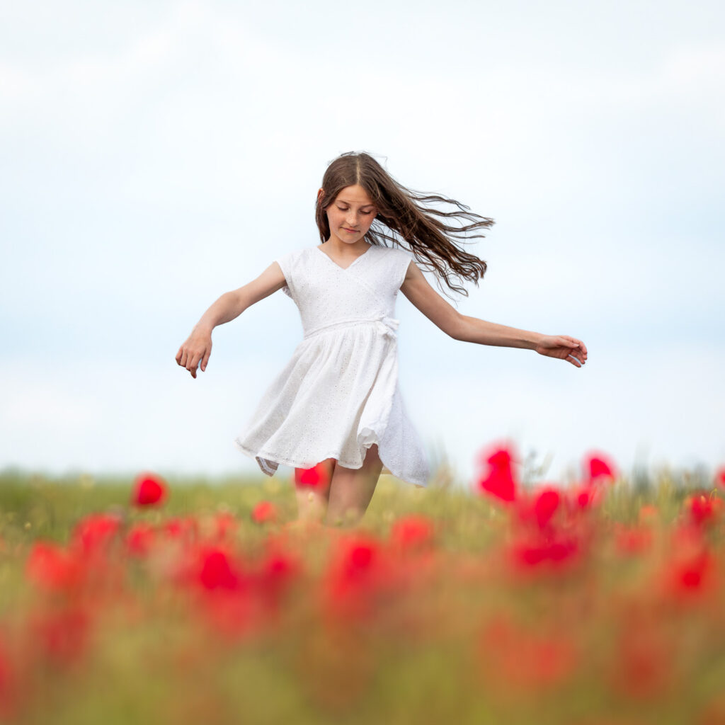 Séance photo d'enfant dans un champ de coquelicots dans le Pas-de-Calais