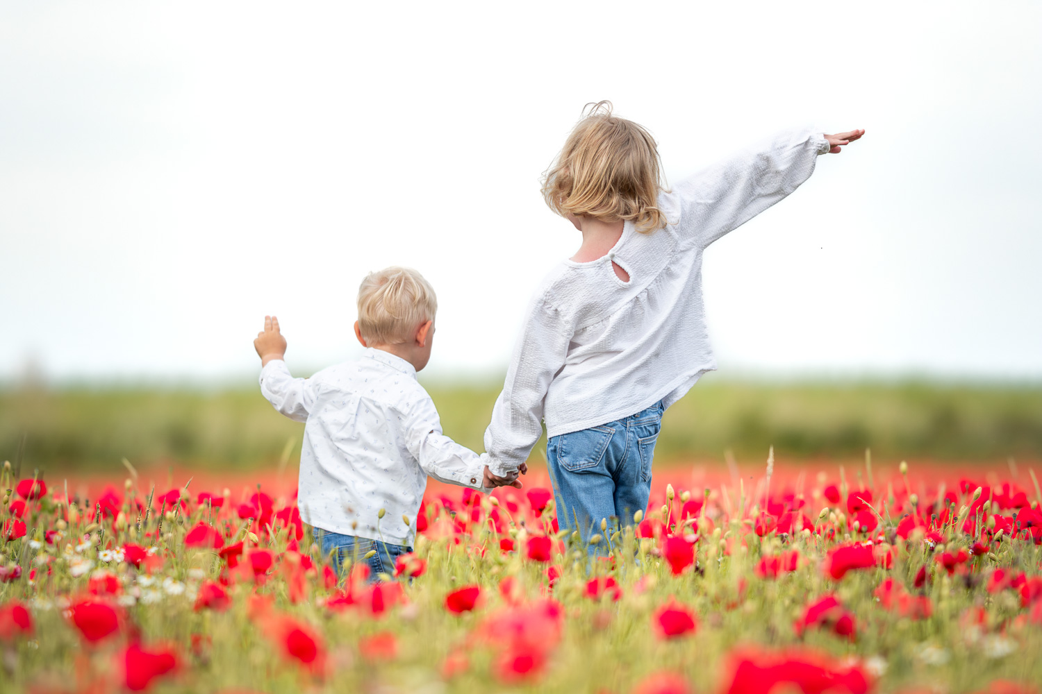 Une séance photo en famille dans les coquelicots : un moment magique avec les enfants